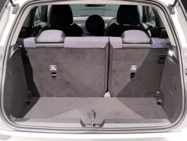 Mini Cooper SE 3-Door One Owner Classic Trim 360-Degree Camera Heated Steering Wheel Heated Seats Head-Up Display Power Seats 17-Inch Alloy Wheels Active Cruise Control Collision Mitigation Braking (Melting Silver III) — photo 8