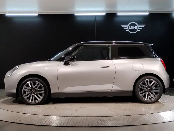 Mini Cooper SE 3-Door One Owner Classic Trim 360-Degree Camera Heated Steering Wheel Heated Seats Head-Up Display Power Seats 17-Inch Alloy Wheels Active Cruise Control Collision Mitigation Braking (Melting Silver III) — photo 9