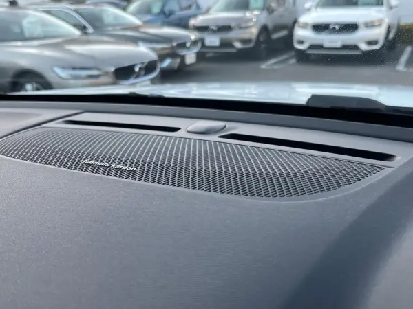 Volvo XC40 B4 AWD R-Design 4WD Certified Used Car with Harman/Kardon, R-Design Seats, Intellisafe Collision Mitigation Braking, Power Tailgate, Power Seats, Seat Heaters, Non-Smoking, LED Headlights, Steering Heater (Crystal White) — photo 7