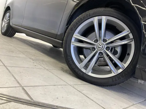 Volkswagen Golf TDI Highline Meister Diesel Turbo LED Headlights Leather Seats Genuine 17-inch Alloy Wheels Genuine Navigation ETC 2.0 Digital Meter Cluster ACC Smart Key Front Seat Heaters Driver's Power Seat Backup Camera (Deep Black Pearl Effect) — photo 8