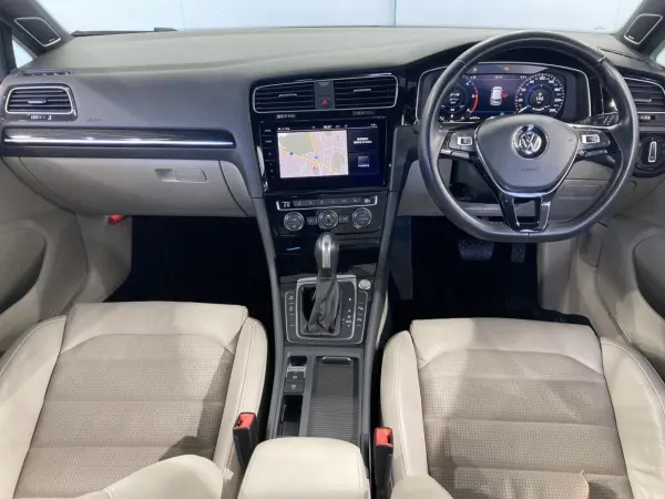 2020 Volkswagen Golf — photo 2