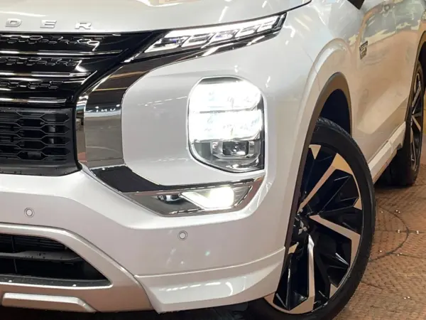 Mitsubishi Outlander PHEV 2.4 P 4WD Panoramic Roof Genuine Aero BOSE Sound 9-inch Navi 360 Camera Roof Rail Non-Smoking 7-Seater My Pilot Power Tailgate LED Headlights Genuine 20-inch Alloy Seat Heater Power Seats (White Diamond) — photo 9
