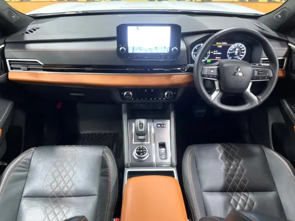 2022 Mitsubishi Outlander — photo 2