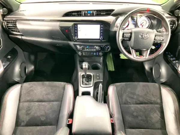 2023 Toyota Hilux — photo 2