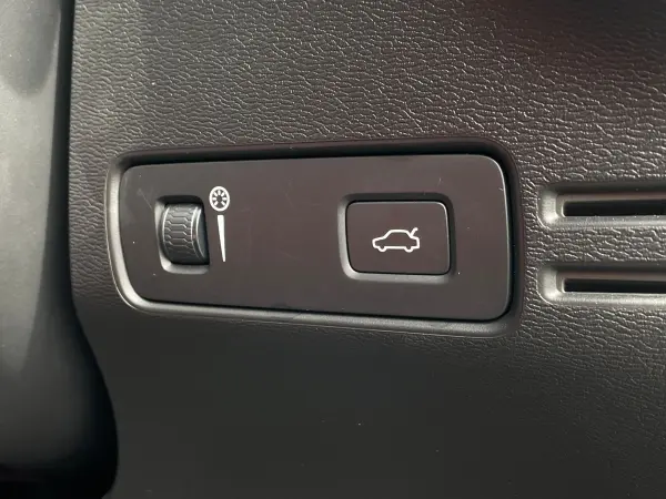 Volvo XC40 T4 AWD Inscription 4WD Red Leather Seat Harman/Kardon Sound CarPlay Compatible Crystal Knob 360° Camera PWR Back Door ACC LKA BSM P Seat All Seat Heater Steering Heater Genuine Navigation Genuine 19-inch AW LED Headlight & Fog Non-Smoking (Onyx Black Metallic) — photo 7