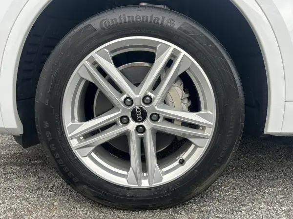 Audi Q5 40 TDI Quattro S Line Diesel Turbo 4WD Sunroof S Line Plus Package Comfort Package TV Tuner Wireless Charging 360-Degree Camera Smartphone Integration Drive Select Ambient Lighting ACC Lane Assist Park Assist (Glacier White Metallic) — photo 9