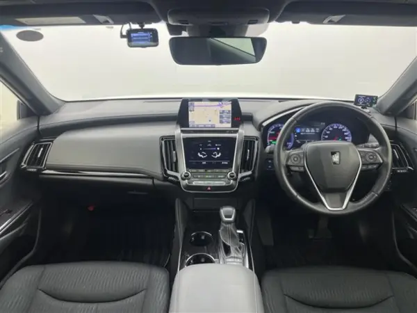 2019 Toyota Crown — photo 2