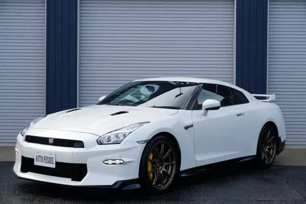 2023 Nissan Gt-r — photo 2