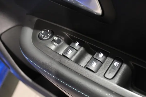 Peugeot 208 Allure Certified Used Car / Active Cruise Control / 16-inch Genuine Alloy Wheels / Lane Keep Assist / LED Headlights / Non-Smoking Car (Vertigo Blue) — photo 8