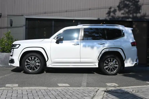 2024 Toyota Landrcuiser 300 — photo 2