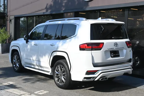 2024 Toyota Landrcuiser 300 — photo 3