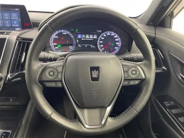 2020 Toyota Crown — photo 2