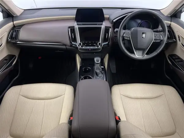 2020 Toyota Crown — photo 2