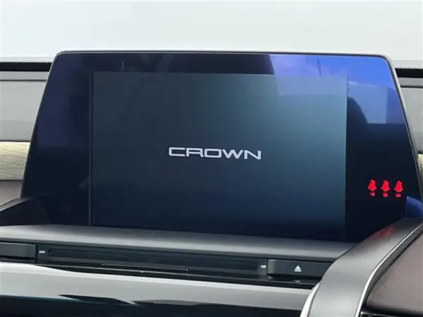 2020 Toyota Crown — photo 3