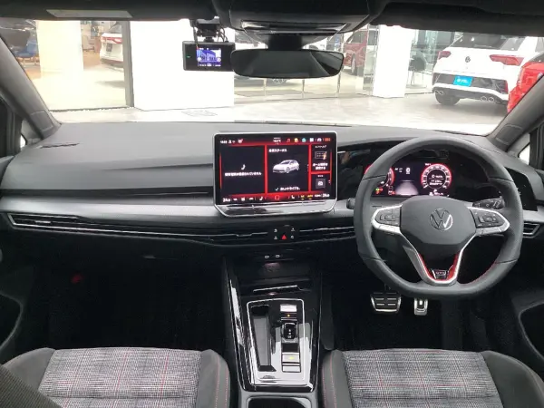 2025 Volkswagen Golf — photo 2