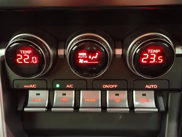 Subaru BRZ 2.4 R 6-Speed MT LED Headlights Smart Key Genuine 17-inch AW ETC — photo 8