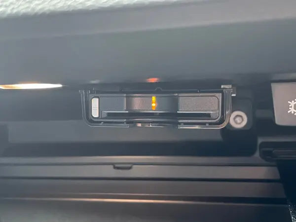 Volvo XC40 T4 AWD Inscription 4WD Crystal Shift Knob HK Sound ACC BLIS Genuine Navi Apple CarPlay Digital Terrestrial Bluetooth Wireless Charging Black Leather Seat Heater Power Seat Genuine 19-inch AW ETC (Crystal White Pearl) — photo 7