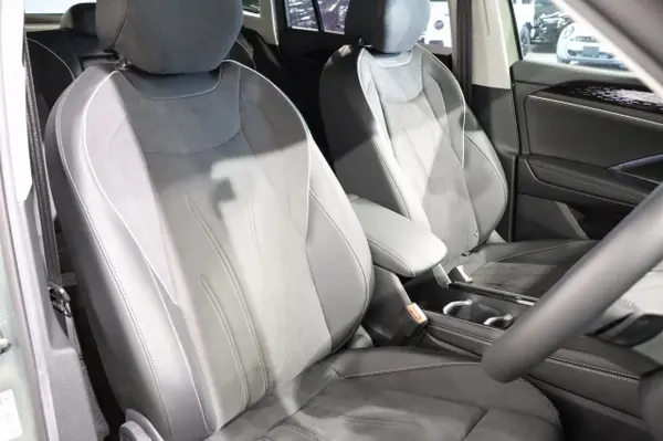 Volkswagen Tiguan eTSI Elegance Matrix Headlights (Green) — photo 7