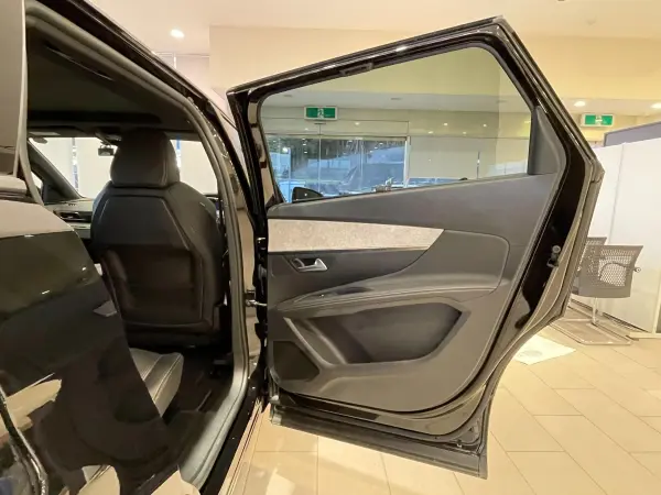 Peugeot 5008 GT BlueHDi Black Pack Diesel Turbo — photo 8