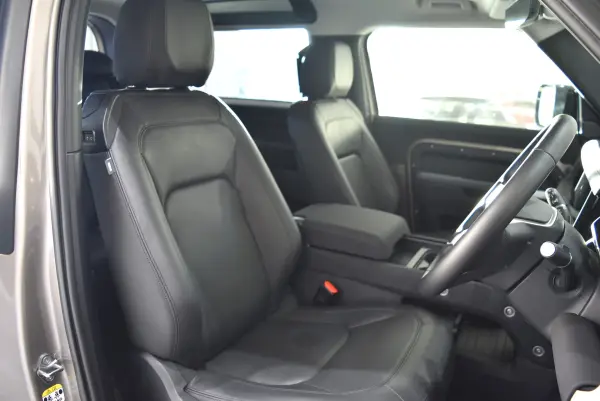 Land Rover Defender 90 SE P300 Coil Suspension 4WD One Owner Black Leather MERIDIAN 20-inch AW LED Lights Steering H ACC Blind Spot Monitor Seat Heater Ventilation Moonroof F Fog Lights New Car Warranty Authorized Dealer Vehicle — photo 7