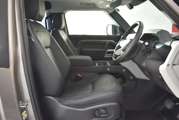 Land Rover Defender 90 SE P300 Coil Suspension 4WD One Owner Black Leather MERIDIAN 20-inch AW LED Lights Steering H ACC Blind Spot Monitor Seat Heater Ventilation Moonroof F Fog Lights New Car Warranty Authorized Dealer Vehicle — photo 8