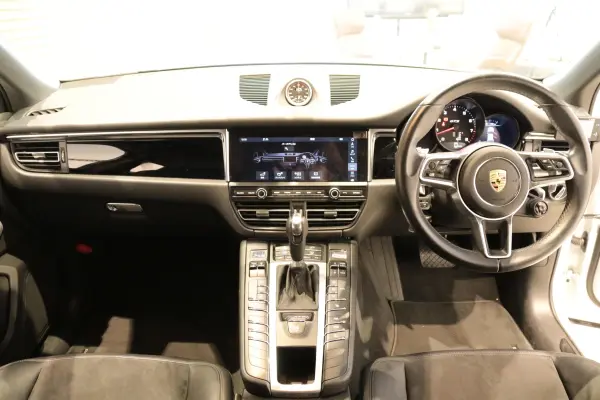 2021 Porsche Macan — photo 2