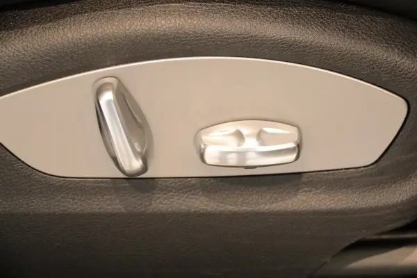 Porsche Macan GTS PDK 4WD Sport Chrono Package Power Back Door Half Leather Seat Heater (Carrara White) — photo 9