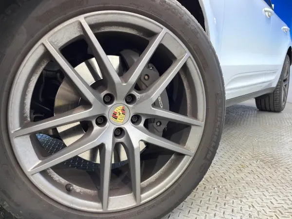 Porsche Macan PDK 4WD Late Model Panorama Roof Sport Chrono Extended Leather Package Electronic Suspension Power Steering Plus Genuine 20-inch Alloy Wheels 360-Degree Camera BOSE Sound System (Carrara White Metallic) — photo 9