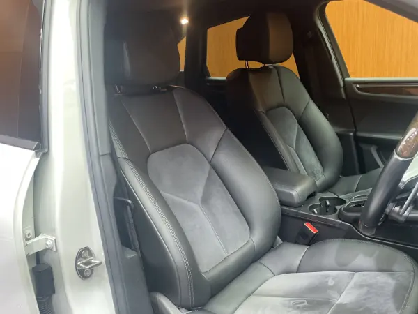 Porsche Macan PDK 4WD Sport Chrono Package Sport Exhaust ACC 360° Camera Power Seat Seat Heater Power Tailgate Lane Assist Blind Spot Entry & Drive Drive Recorder ETC (White) — photo 7