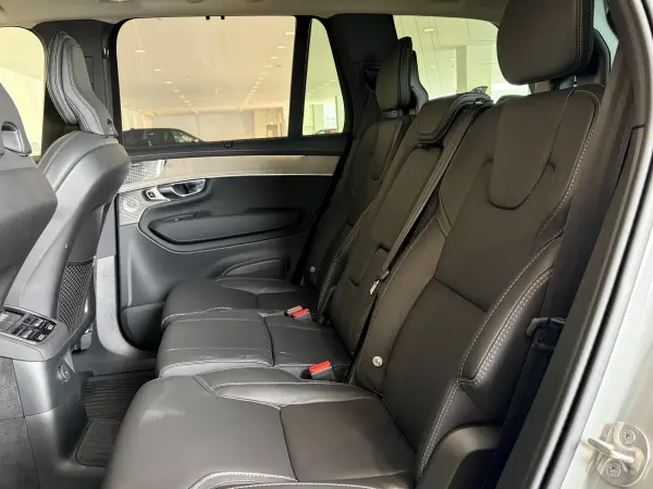 Volvo XC90 Ultimate T8 AWD Plug-in Hybrid 4WD Certified Used Car - Company Demo - Non-Smoking - Black Leather Seats - B&W Premium Audio - Panoramic Sunroof - Air Suspension - Google Infotainment System - Seat Heaters - Steering Wheel Heater - Ventilation (Vapor Gray Metallic) — photo 8