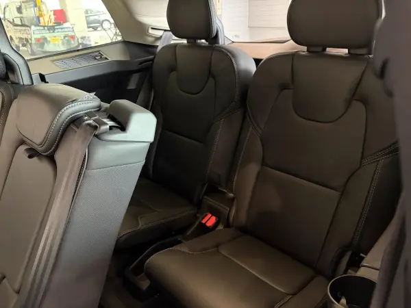 Volvo XC90 Ultimate T8 AWD Plug-in Hybrid 4WD Certified Used Car - Company Demo - Non-Smoking - Black Leather Seats - B&W Premium Audio - Panoramic Sunroof - Air Suspension - Google Infotainment System - Seat Heaters - Steering Wheel Heater - Ventilation (Vapor Gray Metallic) — photo 9