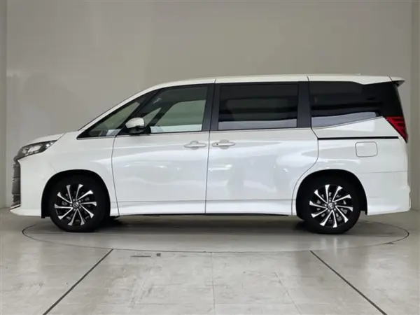 Toyota Noah 2.0 S-Z Comfort Convenience Package Toyota Team Mate Advanced Park Advanced Drive Genuine Display Audio Dual Power Sliding Doors Radar Cruise Control Seat Heater Back Camera (White Pearl Crystal Shine) — photo 9