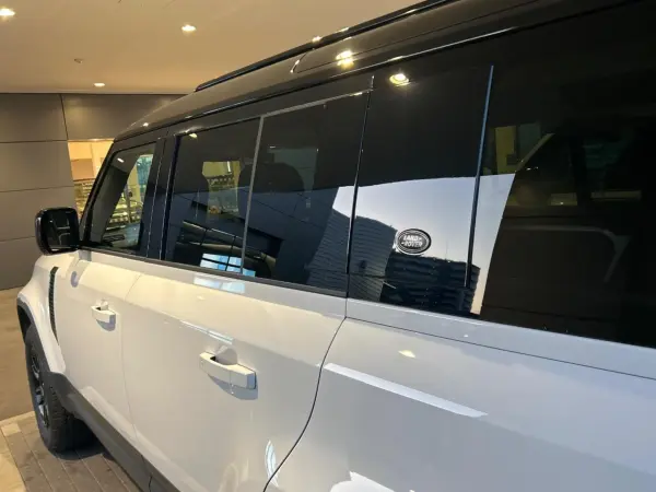 Land Rover Defender 110 S 3.0L D300 Diesel Turbo 4WD Certified Used Car Sliding Panoramic Roof Gross Black Signature Graphic Apple CarPlay & Android Auto Blind Spot Monitor Genuine 19-inch AW 360-Degree Camera (Fuji White (Solid)) — photo 8