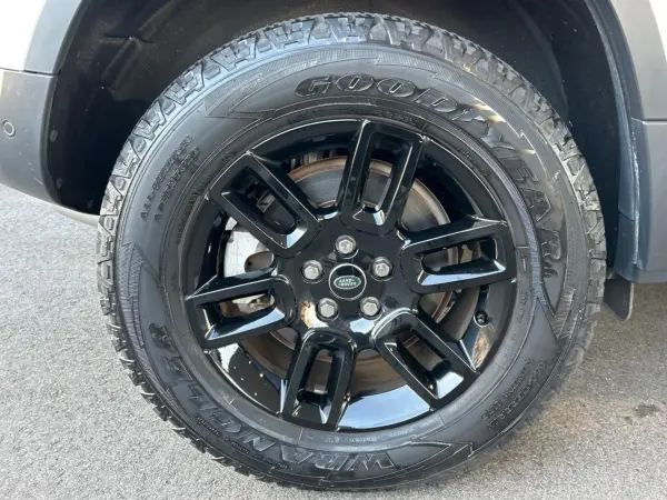 Land Rover Defender 110 S 3.0L D300 Diesel Turbo 4WD Certified Used Car Sliding Panoramic Roof Gross Black Signature Graphic Apple CarPlay & Android Auto Blind Spot Monitor Genuine 19-inch AW 360-Degree Camera (Fuji White (Solid)) — photo 9