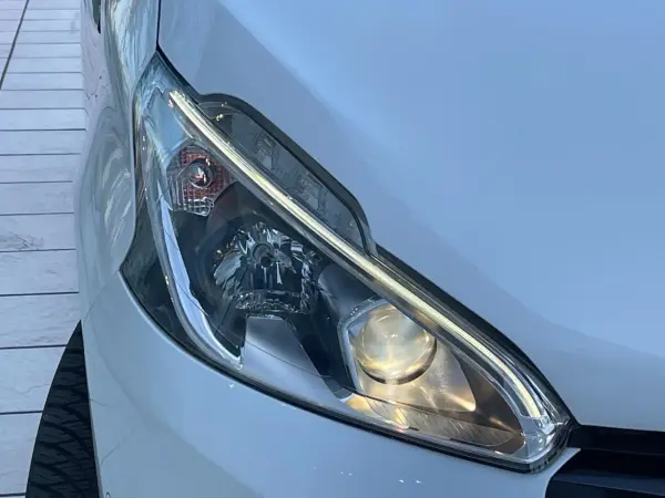 Peugeot 208 GT Line Black Pack Special Edition with Apple CarPlay, Android Auto, Rear Camera, Adaptive Cruise Control, ETC, Dual-Zone Auto Climate Control, Front/Rear Parking Sensors, Collision Mitigation System, Park Assist (Bianca White) — photo 8