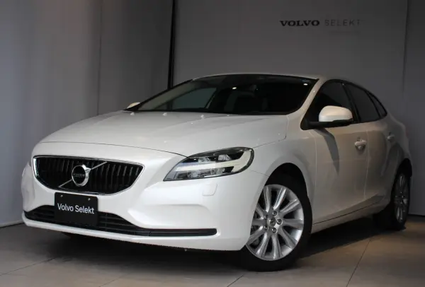 Volvo V40 T3 Momentum (Crystal White Pearl)