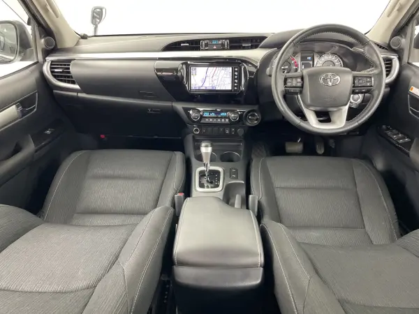 2022 Toyota Hilux — photo 2