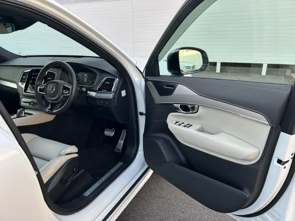 Volvo XC90 B6 AWD R-Design 4WD 3-Row Seats Turbo+Supercharger R-Design Exclusive Blond Leather Seats Power Panoramic Sunroof Harman/Kardon Premium Sound Genuine Navigation Digital TV Seat & Steering Heater Power Tailgate (Crystal White) — photo 9