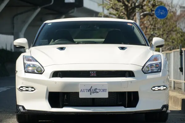 2023 Nissan Gt-r — photo 2