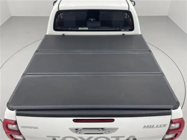 2023 Toyota Hilux — photo 2
