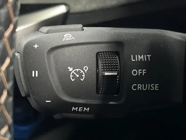 Peugeot 5008 GT BlueHDi Diesel Turbo Panoramic Sunroof Apple CarPlay Adaptive Cruise Control Side/Back Camera Half Leather Seat Seat Heater Power Seat Full LED Headlight Auto High Beam (Pearl White) — photo 7