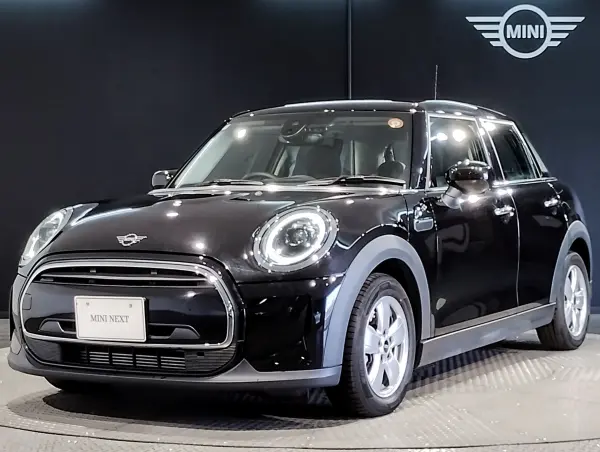 Mini Mini One 5-door DCT Classic Trim with Navigation Package, Digital Meter, Drive Assist, Cruise Control, Genuine HDD Navigation, Backup Camera, PDC, LED Headlights, Genuine 15-inch Alloy Wheels (Midnight Black II Metallic)