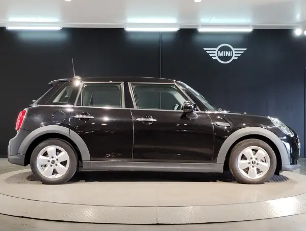 Mini Mini One 5-door DCT Classic Trim with Navigation Package, Digital Meter, Drive Assist, Cruise Control, Genuine HDD Navigation, Backup Camera, PDC, LED Headlights, Genuine 15-inch Alloy Wheels (Midnight Black II Metallic) — photo 7