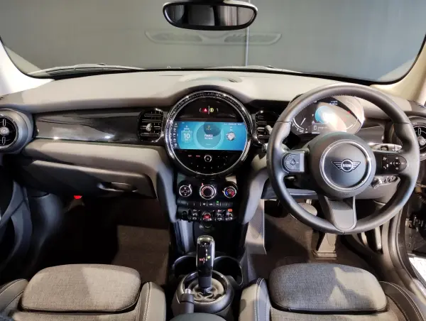 Mini Mini One 5-door DCT Classic Trim with Navigation Package, Digital Meter, Drive Assist, Cruise Control, Genuine HDD Navigation, Backup Camera, PDC, LED Headlights, Genuine 15-inch Alloy Wheels (Midnight Black II Metallic) — thumbnail 1