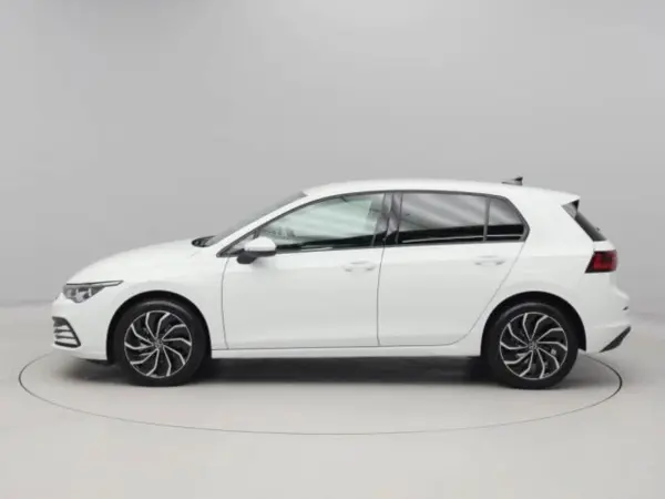 2024 Volkswagen Golf — photo 2