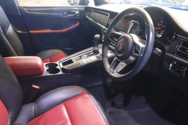 Porsche Macan PDK 4WD Late Model ACC Genuine Leather MC Post PCM Navigation 2-Year Warranty Two-Tone Leather Interior (Red/Black) 10.9-inch Wide Navigation CarPlay 360 Camera Entry Drive LED Headlights Full-Seg TV Leather Dashboard Seat Heater (Vulcano Grey Metallic) — photo 8