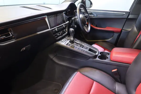 Porsche Macan PDK 4WD Late Model ACC Genuine Leather MC Post PCM Navigation 2-Year Warranty Two-Tone Leather Interior (Red/Black) 10.9-inch Wide Navigation CarPlay 360 Camera Entry Drive LED Headlights Full-Seg TV Leather Dashboard Seat Heater (Vulcano Grey Metallic) — photo 9