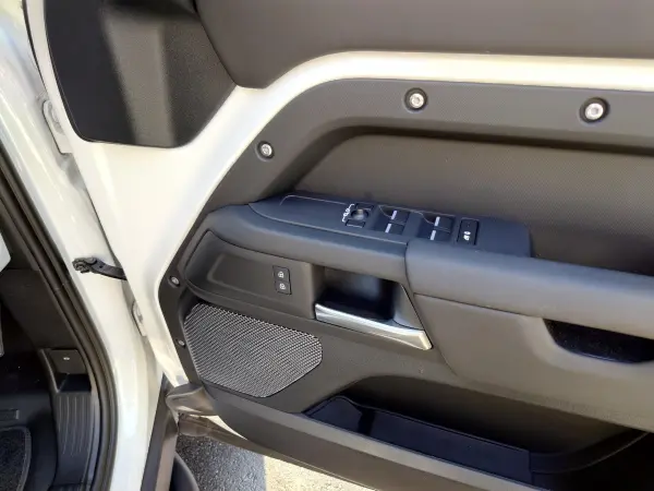 Land Rover Defender 110 County Exterior Pack Curated for Japan Diesel T 4WD Certified Used Car County Exterior Pack Tasman Blue Contrast Roof Cold Climate Pack Air Suspension Side Steps Seat Heater (Front) Full Digital Instrument Cluster Surround Camera 20-inch All-Weather Wheels (Fuji White) — photo 8