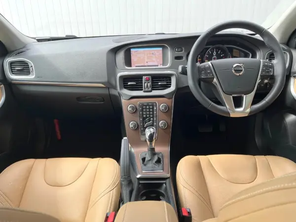 2020 Volvo V40 — photo 2