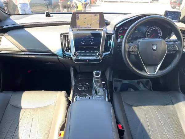 2019 Toyota Crown — photo 2